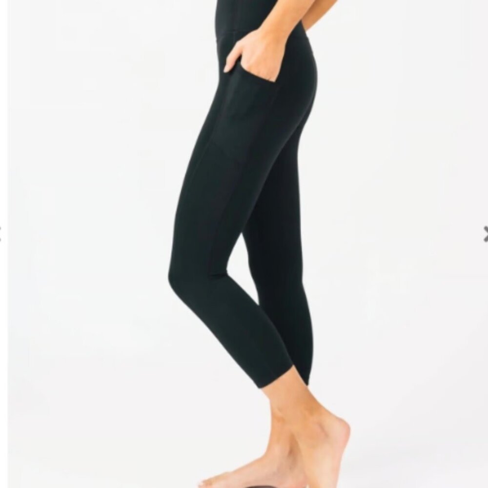 ZYIA Active Black Pocket Brilliant Hi-rise Capri 20" Size 8-10 LIKE NEW